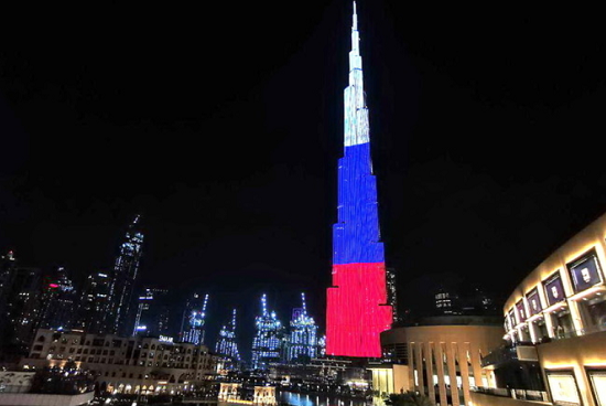 Самый высокий небоскреб в мире окрасили в российский триколор