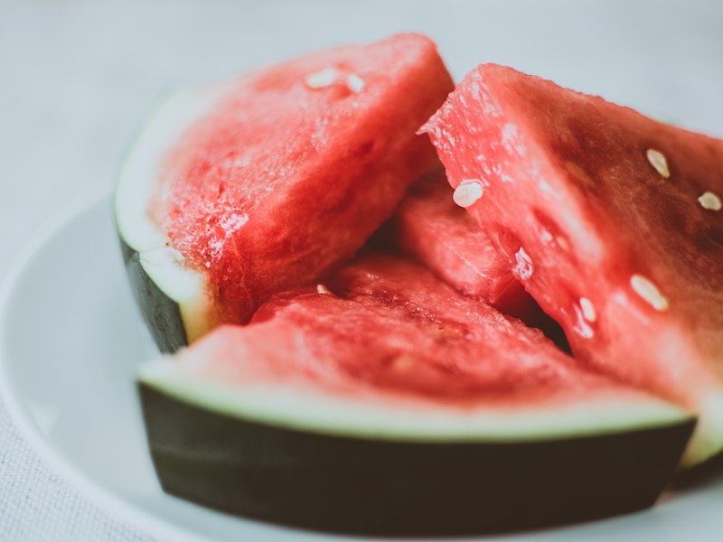 Россиянам рассказали, можно ли есть арбузы в мае | Эксперт Новосёлов призвал избегать несезонных арбузов из-за риска отравления