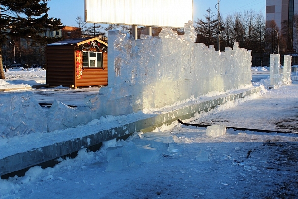 В Уссурийске власти демонтировали ледовый городок, чтобы спасти его от вандалов