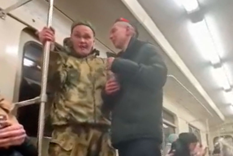 Пьяный мужчина в военной форме угрожал пассажиру московского метро, потому что тот был побрит налысо | Пьяный в военной форме угрожал мужчине в метро Москвы за внешний вид