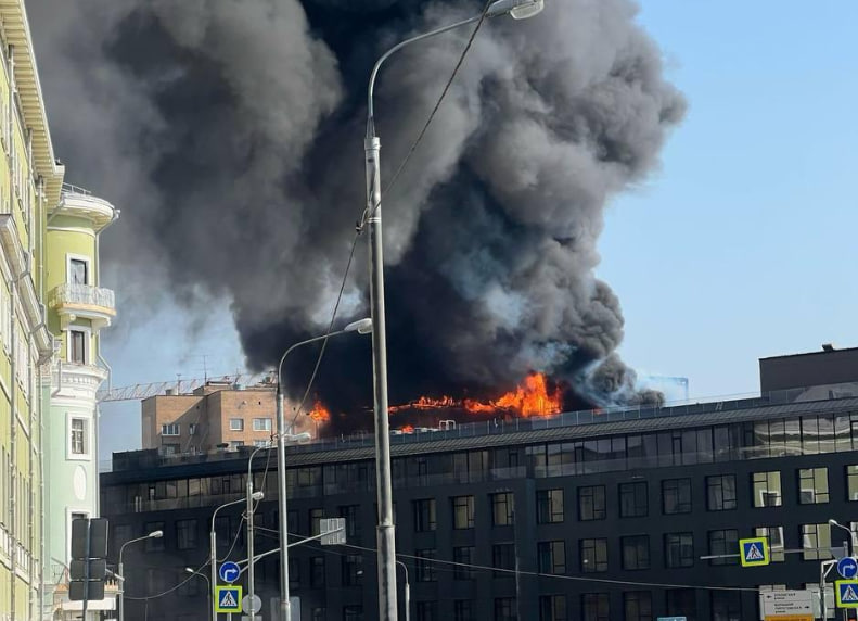 В центре Москвы загорелся элитный ЖК "Роза Росса" | В Москве начался пожар в ЖК "Роза Росса"