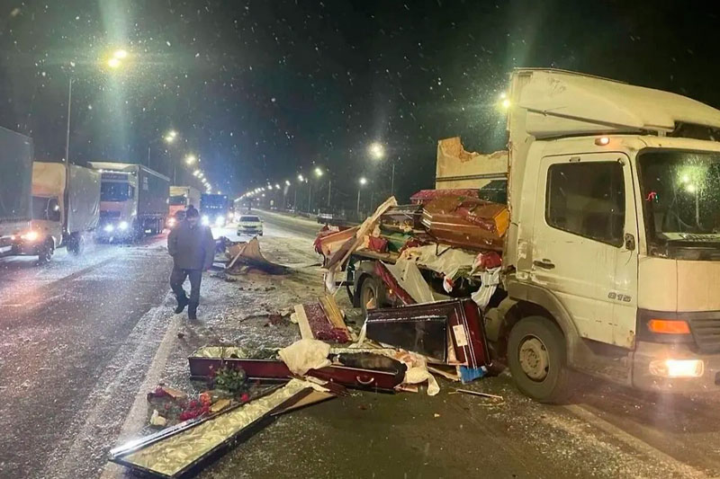 Гробы с телами для кремации выпали на дорогу после ДТП под Владимиром | Во Владимирской области после ДТП на трассу выпали гробы с телами 