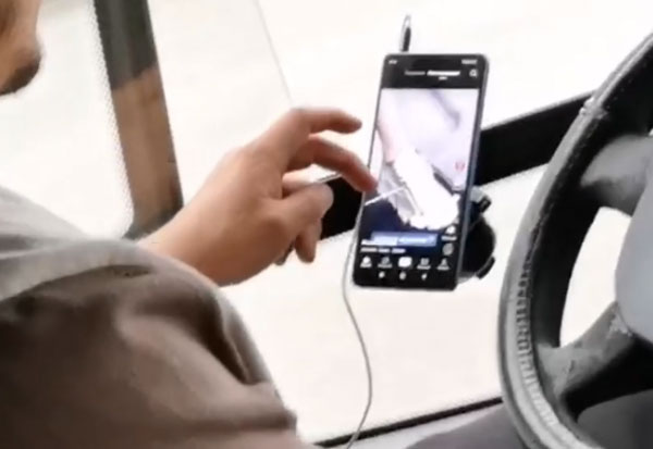 В Екатеринбурге пассажиры автобуса уличили водителя в просмотре видео за рулём | На Урале пассажиры пожаловались на водителя автобуса, смотревшего видео за рулём