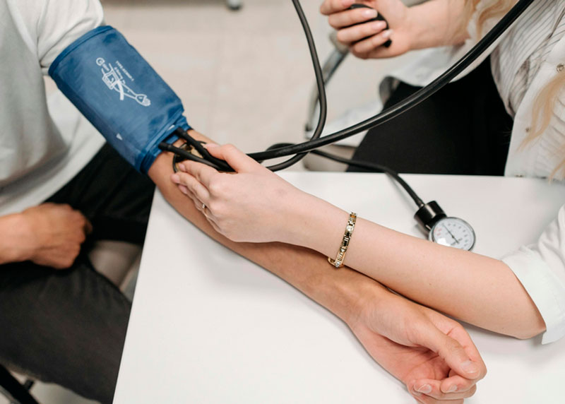 Кардиолог назвал типичные для жары симптомы, свидетельствующие о тромбозе | Кардиолог Садовой: при болях в области сердца нужно сразу обратиться к врачу