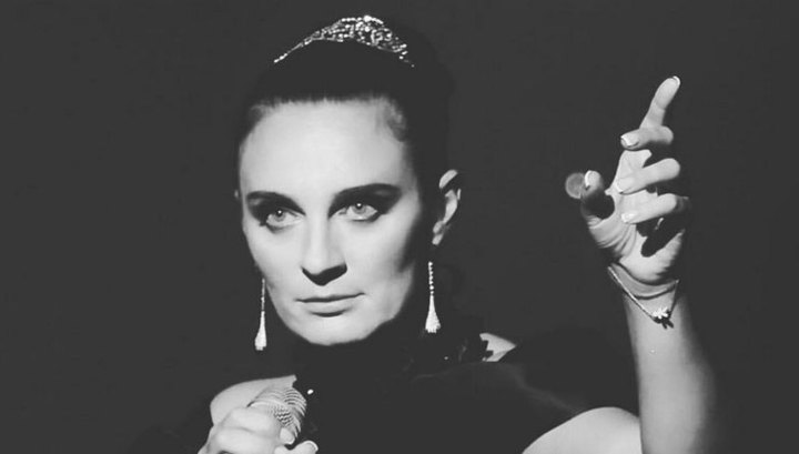 Елена Ваенга не может двигаться из-за травмы шеи