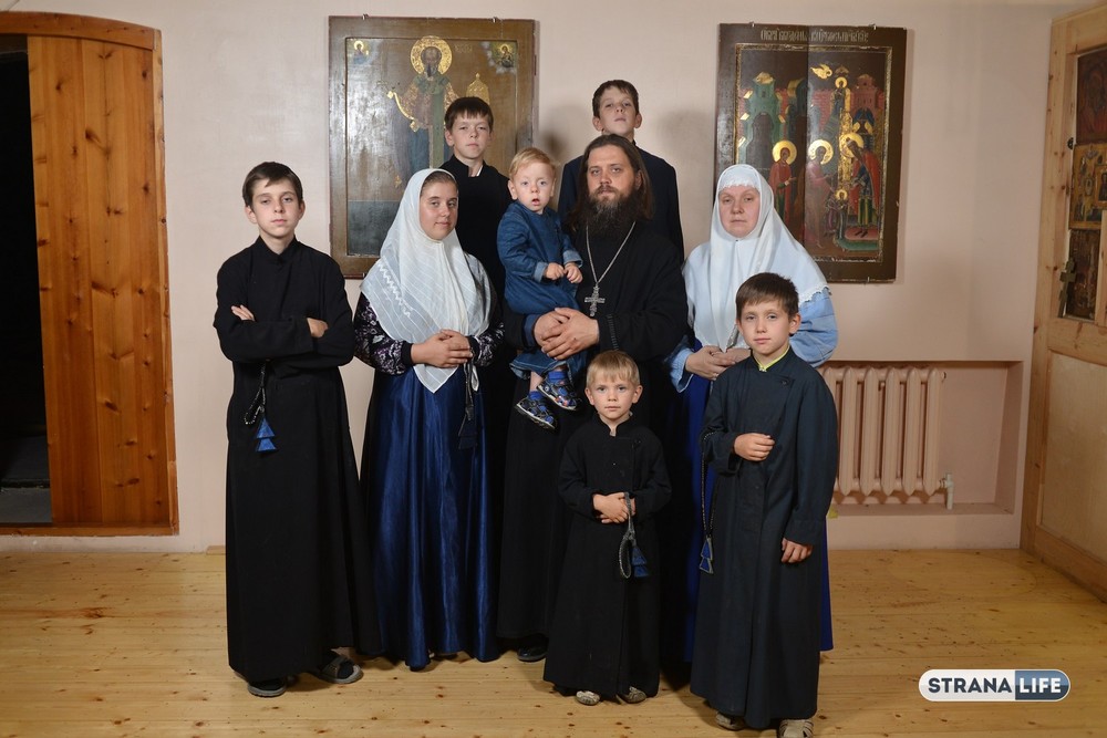 «Надо быть примером для детей». Орденом «Родительская слава» президент Владимир Путин наградил семью священника-старообрядца