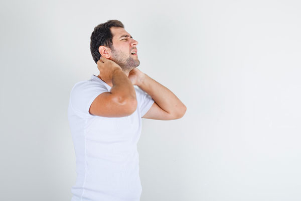 Почему после холода болит спина и «защемляет» нервы | Врач Гурин объяснил, почему после холода «защемляет» спину и шею