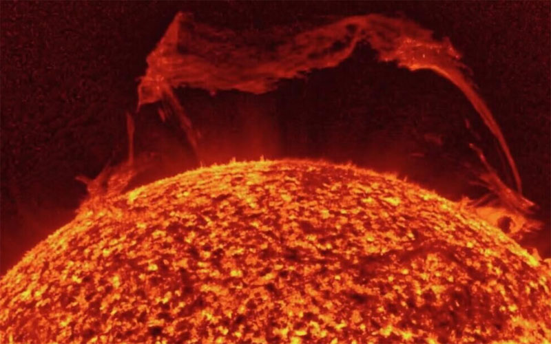 Гигантский протуберанец на Солнце оторвался от поверхности: размер превысил 1 млн км | На Солнце оторвался «царь-протуберанец» размером с 80 Земель