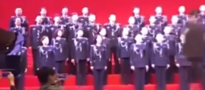 Китайский хор из 80 человек провалился под сцену