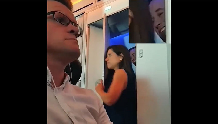 Укрывшись в туалете самолета, пара оскандалилась на весь мир. ВИДЕО