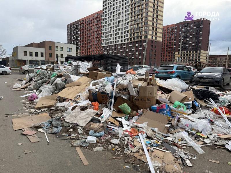 Мусорный коллапс в новостройке ПИК в Екатеринбурге: свалка высотой в человеческий рост | Жители новостройки ПИК в Екатеринбурге жалуются на горы мусора и бездействие УК «ПИК-Комфорт Профи»