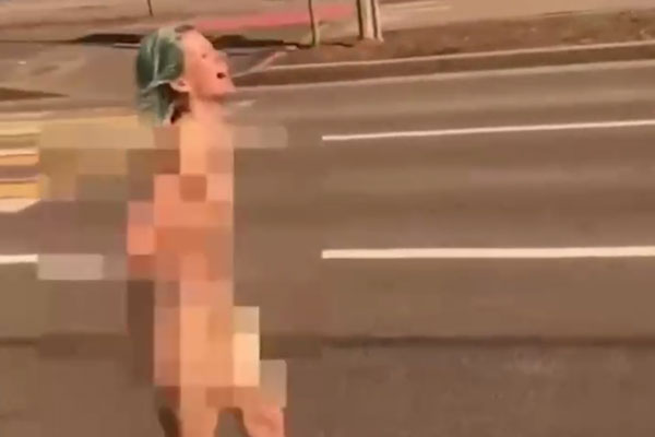 Шокирующее происшествие на Яхтенном мосту: девушка голышом бежала и спрыгнула в воду  | Голая девушка в Санкт-Петербурге прыгнула с 19-метрового Яхтенного моста