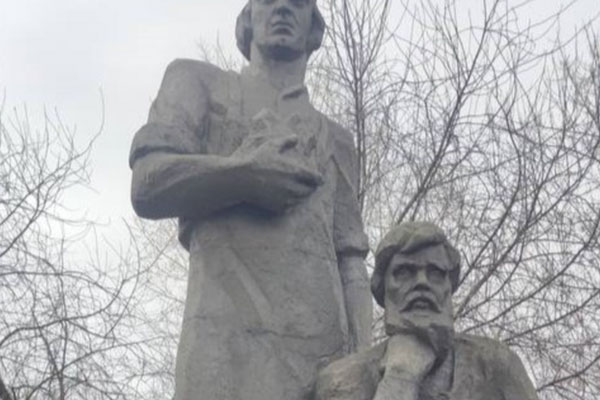 В свердловском Реже на трёхлетнюю девочку упала плита от памятника весом 40 кг | На Урале на девочку упала плита от памятника