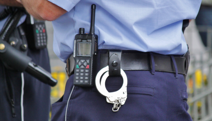 В Нижневартовске вооруженный мужчина взял в заложники сына