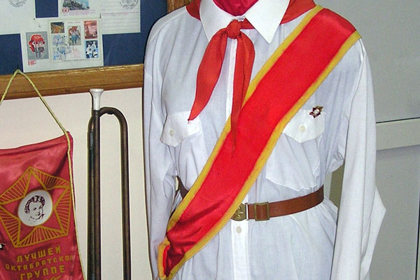 Возвращение красных галстуков: коммерческий интерес или патриотическое воспитание?