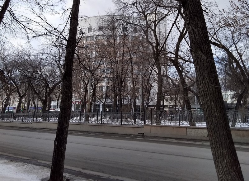 В Екатеринбурге к Новому году уложили плитку. К весне тротуар пришел в негодность