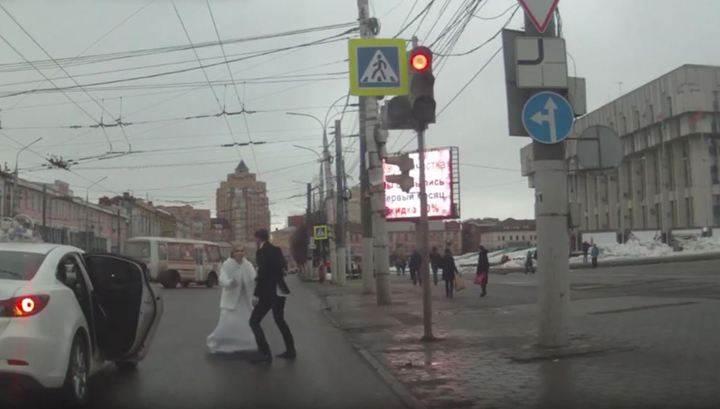 В Туле невеста избила жениха букетом и сбежала со свадьбы. Видео