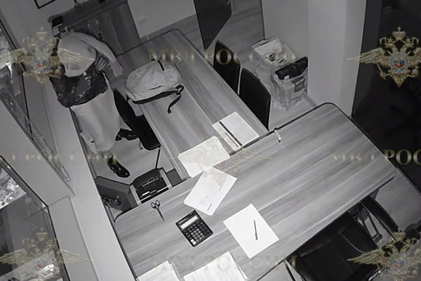 Дерзкое ограбление юридической фирмы в Москве: Менеджер переоделся в женщину и украл 18 миллионов рублей