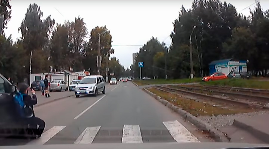Женщина сбила школьника, попытавшись проехать зебру по встречной полосе. ВИДЕО