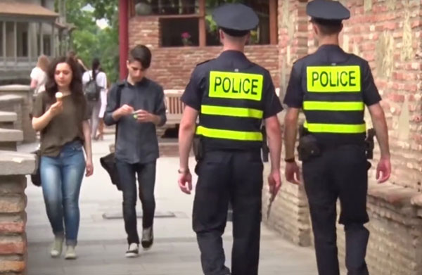 В Шотландии трансгендерам* разрешили просить обыскивать их по половинам тела | В европейской стране трансгендеров* начнут обыскивать по половинам тела