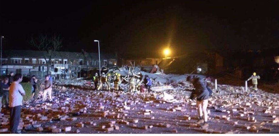 Десятки человек пострадали в результате мощного взрыва в Великобритании