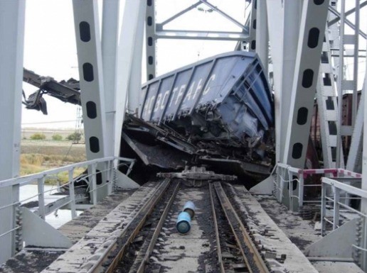 В Саратовской области обрушился железнодорожный мост вместе с поездом