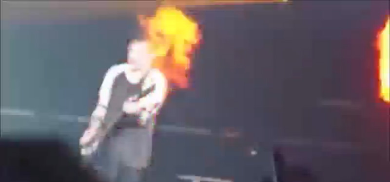 У одного из участников австралийской группы на сцене загорелись волосы