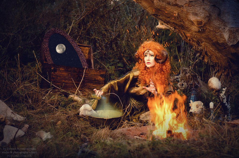 Переодетая в ведьму женщина пугает жителей Оренбурга