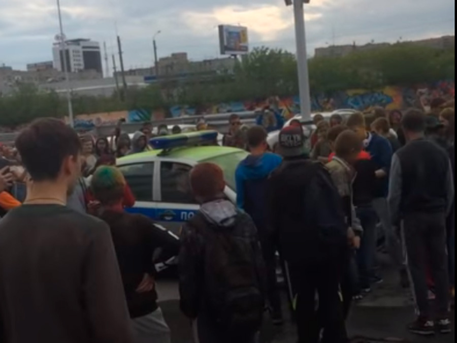 Подростки разгромили полицейскую машину на фестивале красок в Челябинске. ВИДЕО