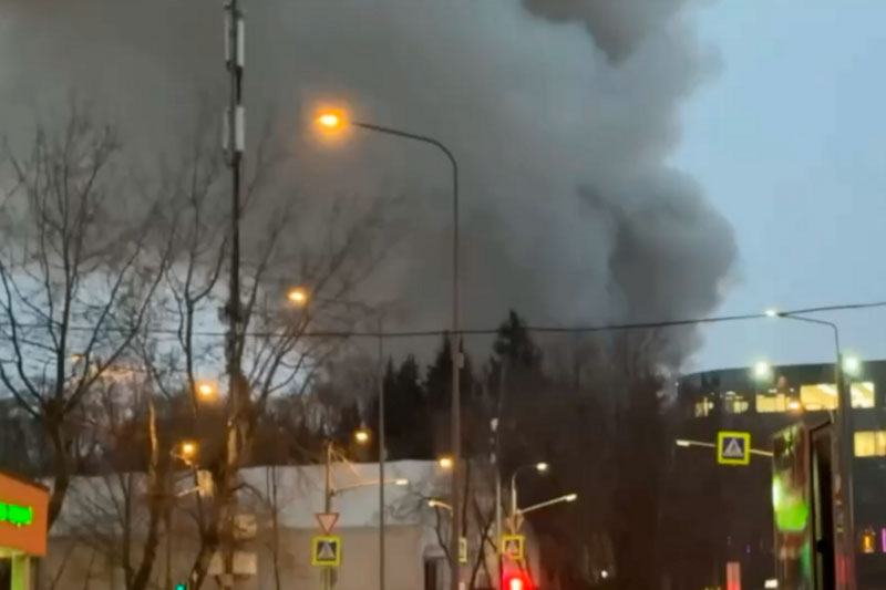 В «Сокольниках» в Москве загорелся ресторан «Джи Джи Гриль» | Кровля обрушилась у горящего ресторана в парке «Сокольники»