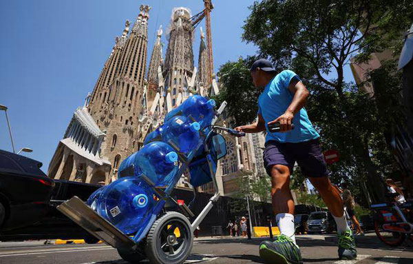 Десятилетняя девочка погибла из-за жары во время экскурсии в Версале | Во Франции десятилетняя девочка скончалась из-за аномальной жары