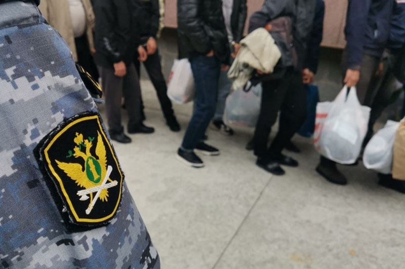 В Калужской области сотрудников полиции подозревают в организации незаконного пребывания мигрантов в России | В УМВД России по Калужской области назвали реальное число мигрантов, незаконно находившихся в России