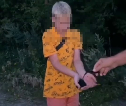 В Чувашии подростков заставили умываться зеленкой за украденные мандарины: видео разлетелось по Сети | Предприниматель в Чувашии наказал подростков зеленкой за кражу мандаринов