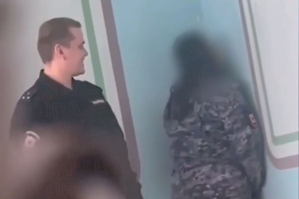На Урале преподаватель техникума ставил студенток на колени, угрожал, шлепал ремнём