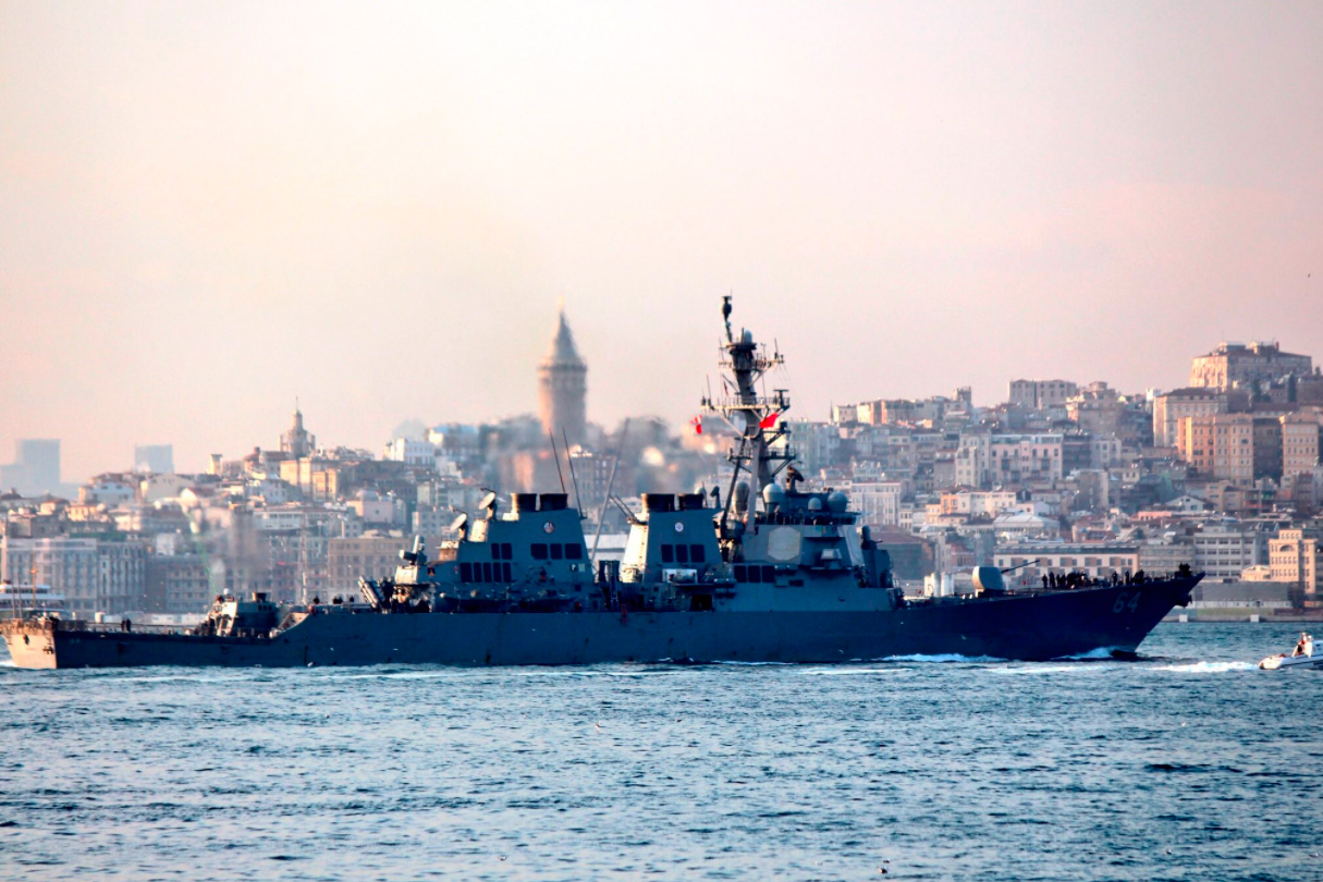 Американский эсминец Carney вошел в Черное море