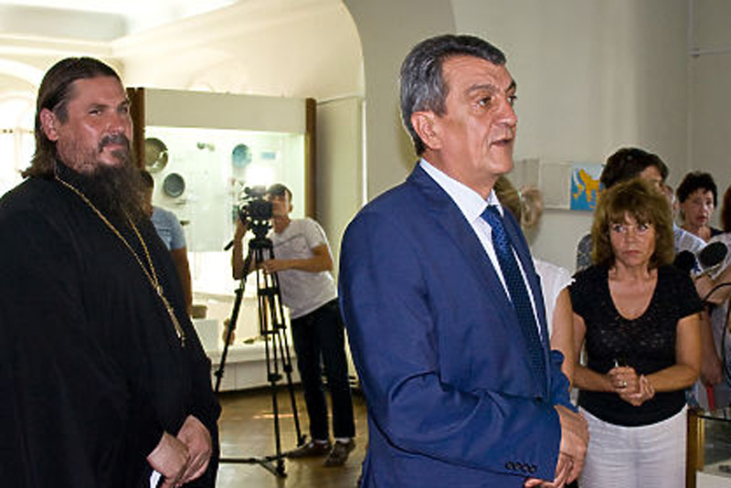 Директором заповедника «Херсонес Таврический» назначен священник. Губернатору кричали "Позор!" ВИДЕО