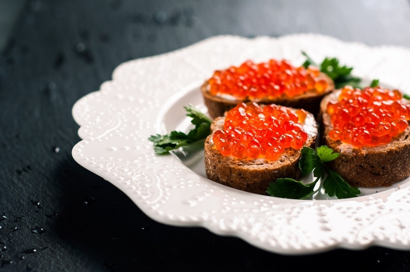 В России в три раза упало производство лососевой икры перед Новым годом