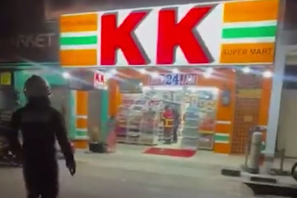 Нападение на сеть магазинов KК Super Mart: последствия провокации в соцсетях и нарастающее напряжение в обществе | В Малайзии магазины, продававших носки с надписью “Аллах“, забросали бутылками с зажигательной смесью