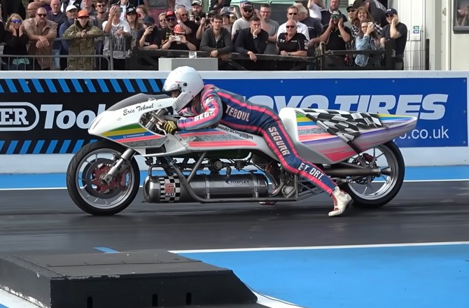 В Таиланде россиянин на мотоцикле столкнулся с мотогонщиком-рекордсменом, известным как Человек-ракета