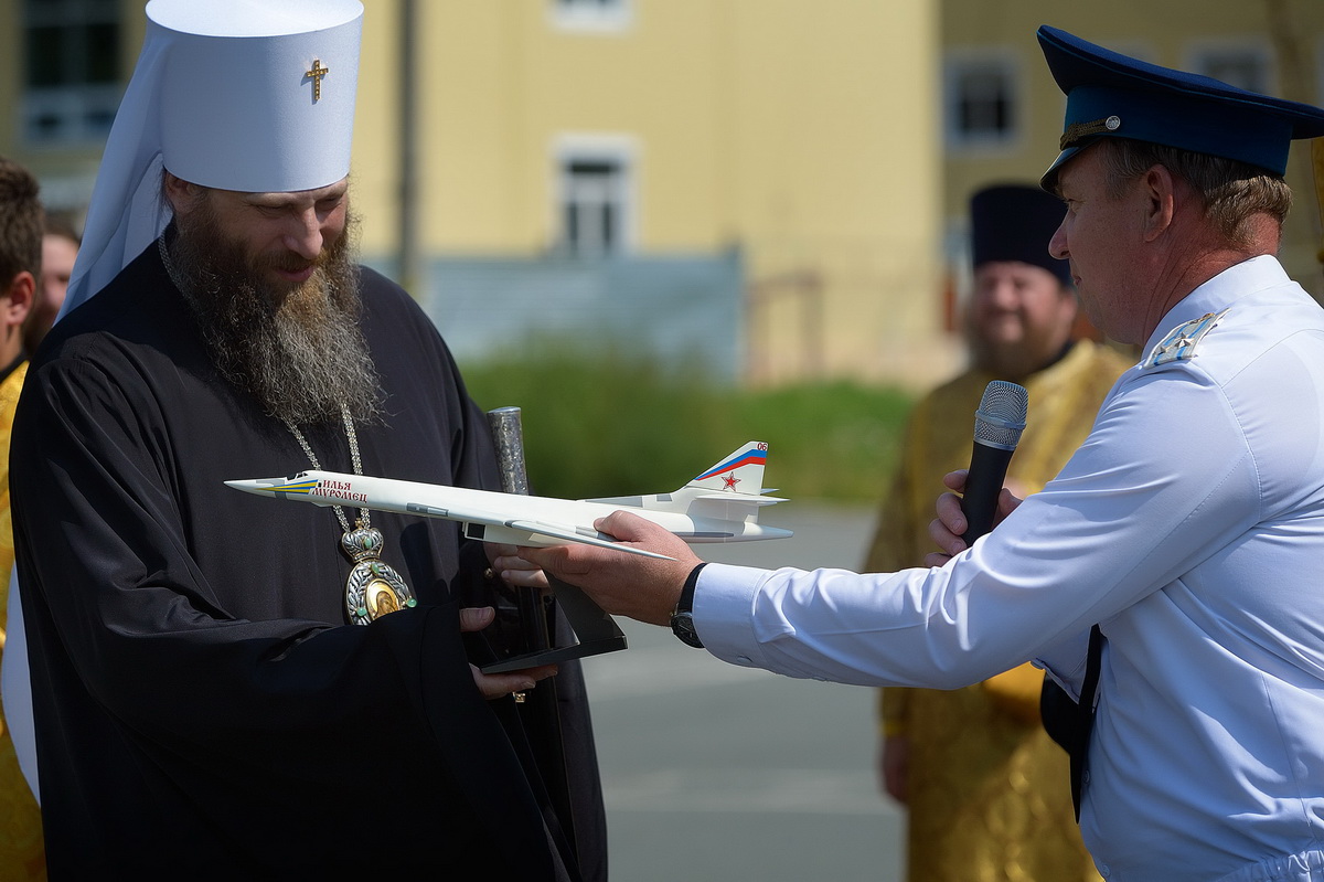 Челябинский митрополит освятил самолёты училища штурманов