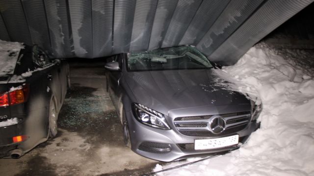 Обрушившийся ангар автостоянки раздавил элитные авто в Иркутске. ФОТО