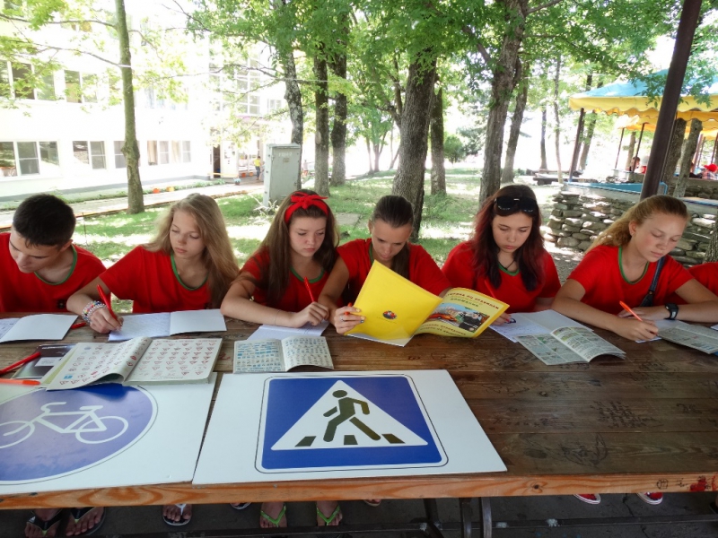 Донские школьники и сотрудники Госавтоинспекции обучают правилам ДД детей из разных регионов России в летнем лагере