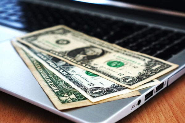 "Не время": экономист объяснил россиянам, когда продавать доллар | Экономист Бадалов: продавать доллары еще рано