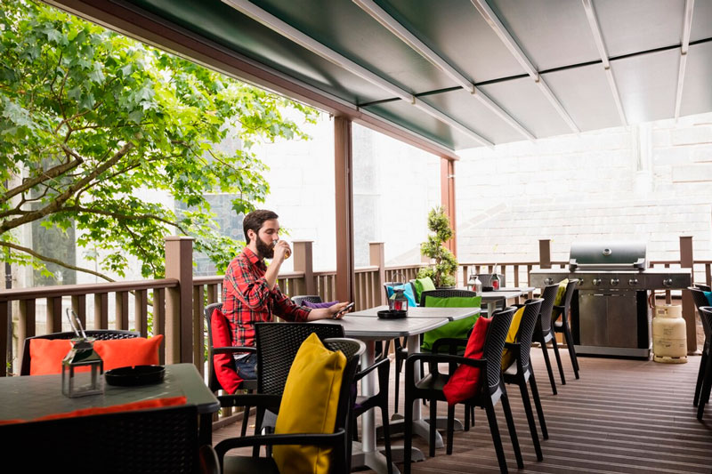 Россияне стали больше давать на чай официантам и курьерам | РБК: россияне в 2025 году дают в среднем 350 рублей