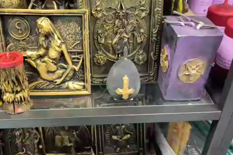 «Это сатанинская атрибутика!» Православные активисты преследуют эзотерический магазин в Москве | Активисты «Сорок сороков» атакуют магазин «Ведьмин путь» в Москве