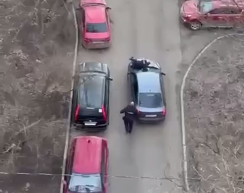 Пьяный москвич разбил несколько машин на парковке и прокатил полицейских на капоте | В Москве пьяный водитель устроил массовое ДТП на парковке