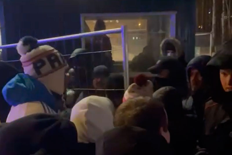 Жители Екатеринбурга бунтуют: «Мы не допустим вырубки Березовой рощи!» – сход граждан против строителей | В Екатеринбурге протест против вырубки Березовой рощи привлек сотни горожан