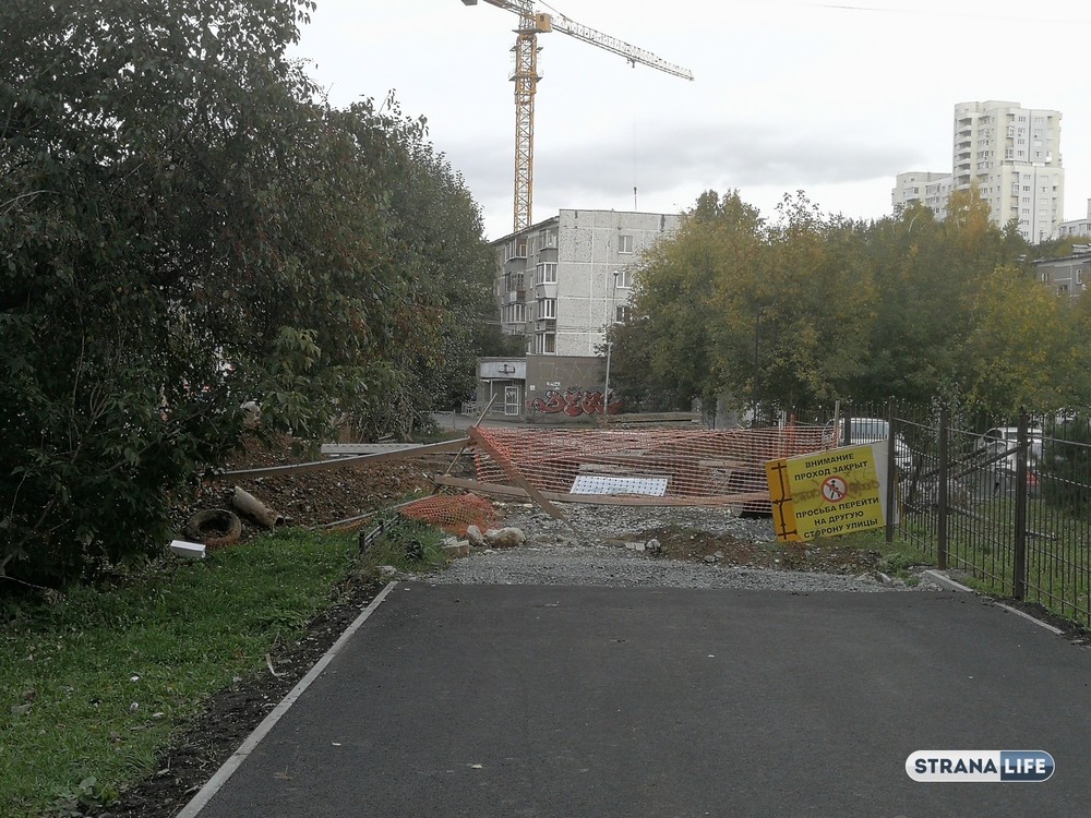 Одно в ущерб другому: почему осенью многие объекты ЖКХ, которые начали ремонтировать еще летом, часто уходят под снег?