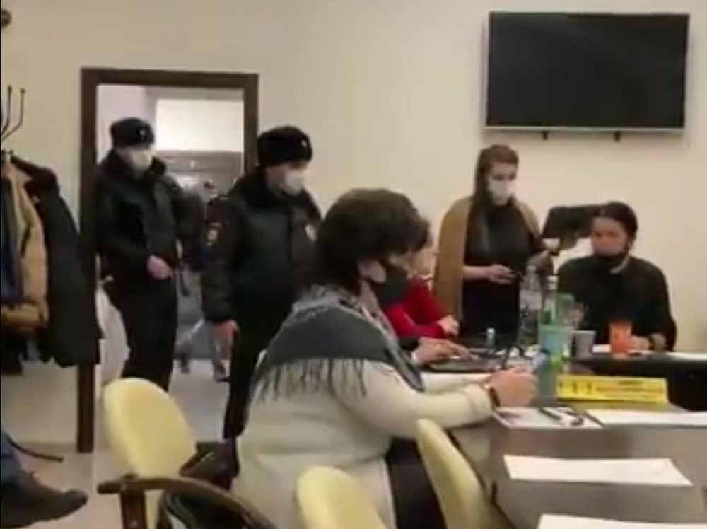 В Петербурге полиция проводит проверку из-за порванного портрета Путина