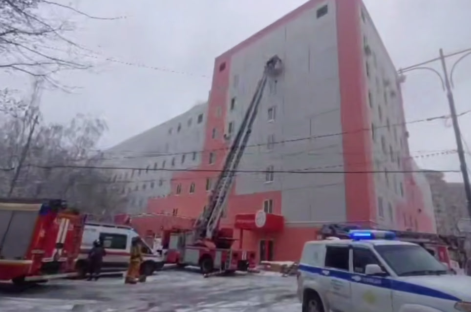 "Эвакуировали больше 30 человек": в Москве загорелся роддом | В Москве спасатели эвакуировали 39 человек из-за пожара в роддоме